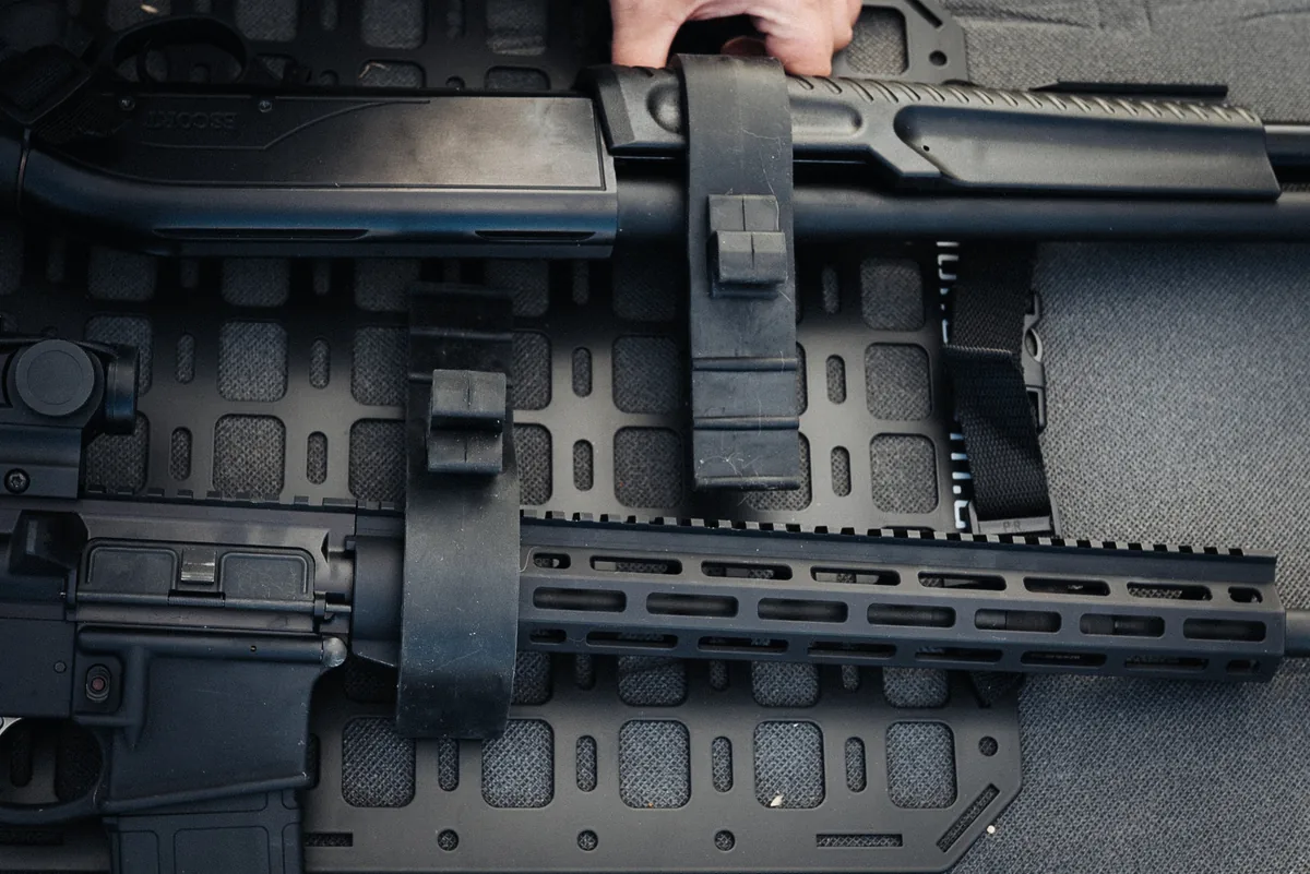 AR та AK горизонтально на панелі з кріпленнями Quick Fist Weapon